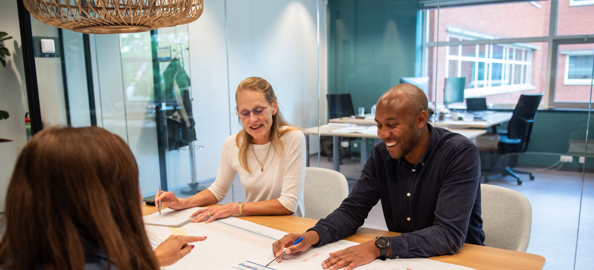 Bryan Kampe calculator bij Ballast Nedam West, in overleg met collega's over een nieuw bouwproject