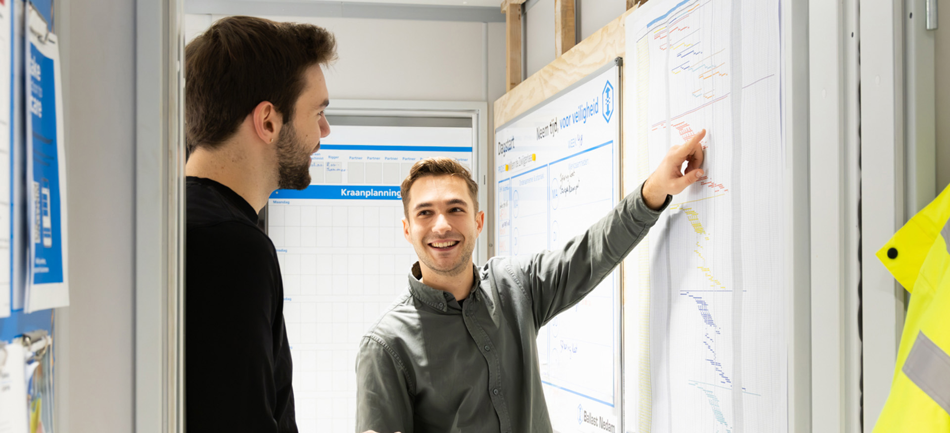 Koen uitvoerder en Sam stagiair van Ballast Nedam West bewaken de projectplanning 